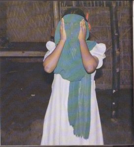 এ কিশোরীটি কেন কাপড়ে মুখ ঢেকেছে ? ২০০১ এর নির্বাচনের পর বি এন পি জামাত জেট সরকারের নির্যাতনের বলি এ কিশোরীটি।